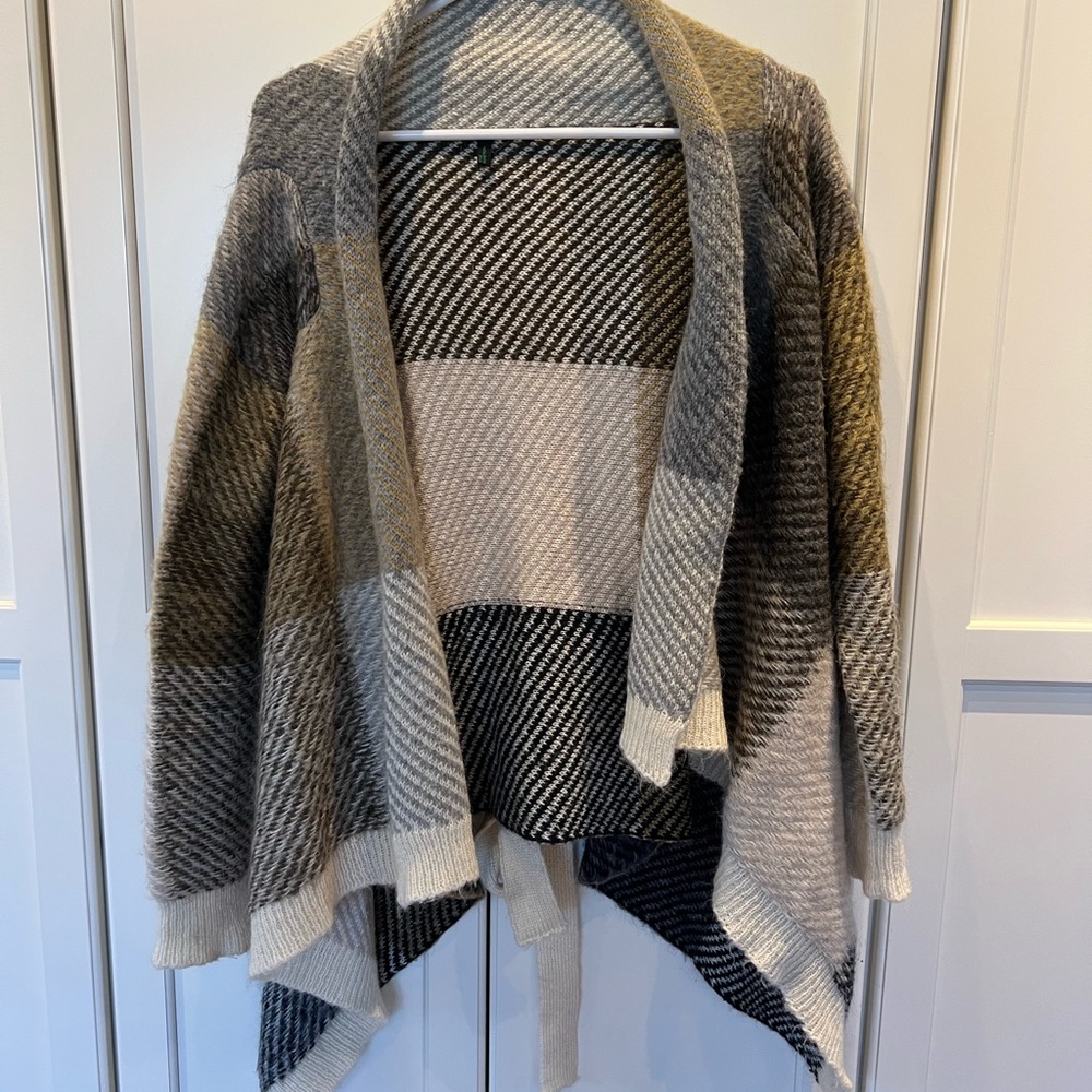 Free flowing cardigan by Stile Benetton, size small